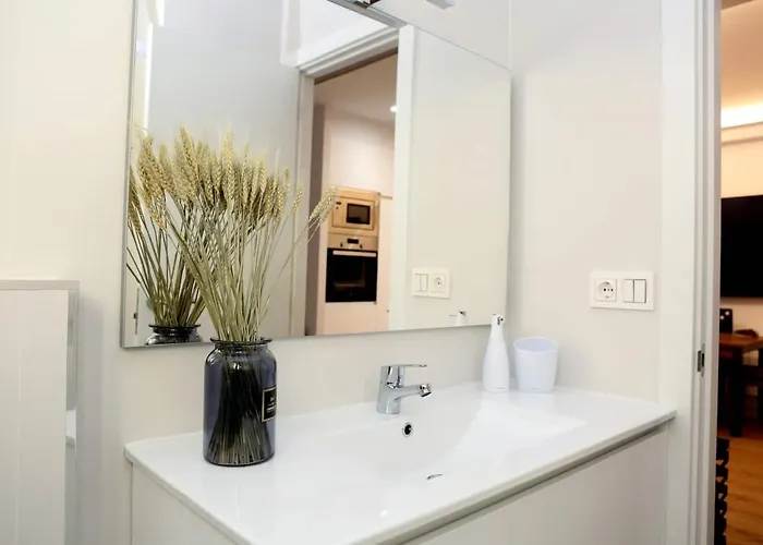 Piso Reformado A 2 Min Del Casco Viejo Con Garaje Gratis *